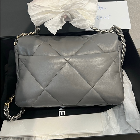 Chanel 19 small in light gray - Picture 2 of 10